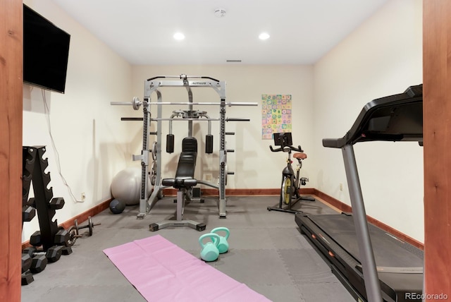 exercise room featuring baseboards, visible vents, and recessed lighting