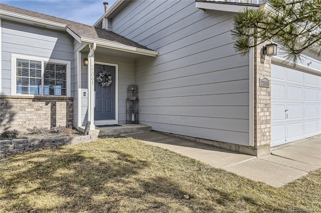 property entrance with roof with shingles