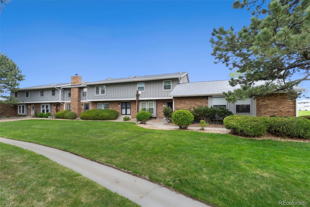 split level home featuring a front yard