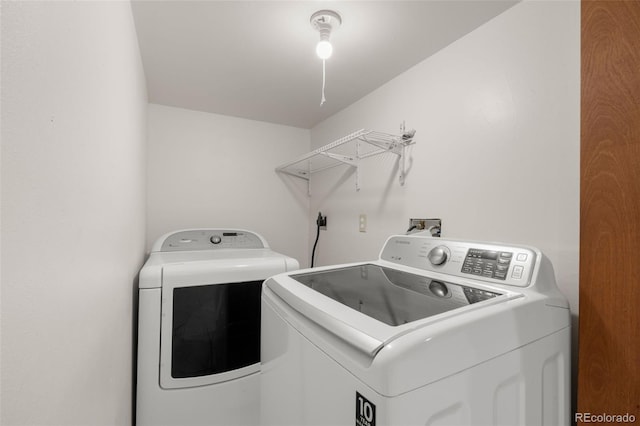 2696 S Yukon Ct, Lakewood, CO 80227 - laundry area with washer and clothes dryer