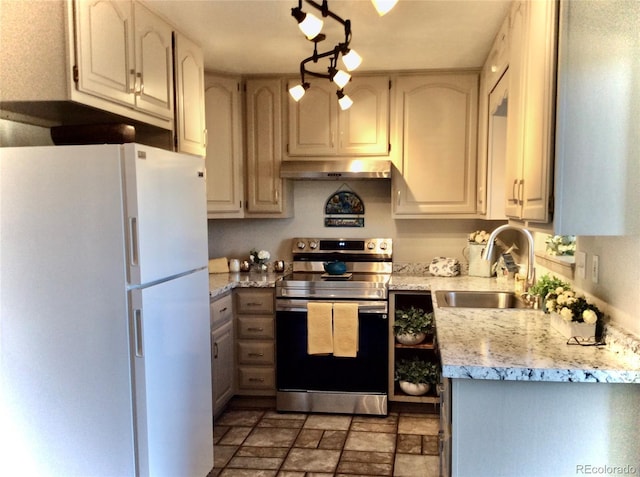 kitchen with stainless steel electric range oven, freestanding refrigerator, stone finish flooring, a sink, and under cabinet range hood