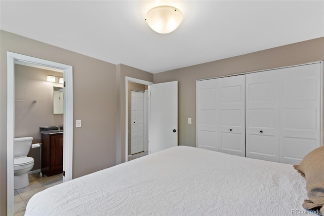 6143 S Ash Cir E, Centennial, CO 80121 - bedroom with a closet and connected bathroom