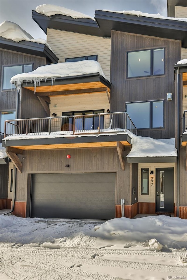 view of front facade featuring a garage