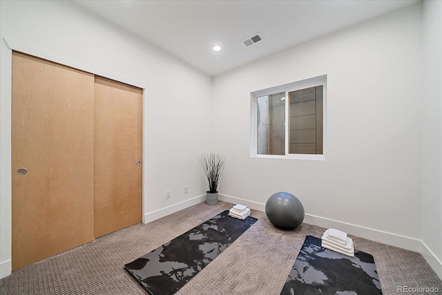 workout room with baseboards, visible vents, carpet flooring, and recessed lighting