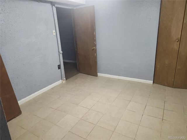 unfurnished room with light tile patterned floors