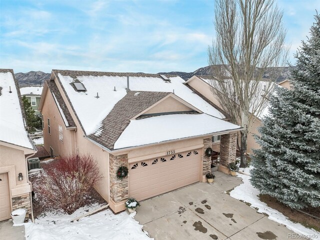 view of front of property featuring a mountain view