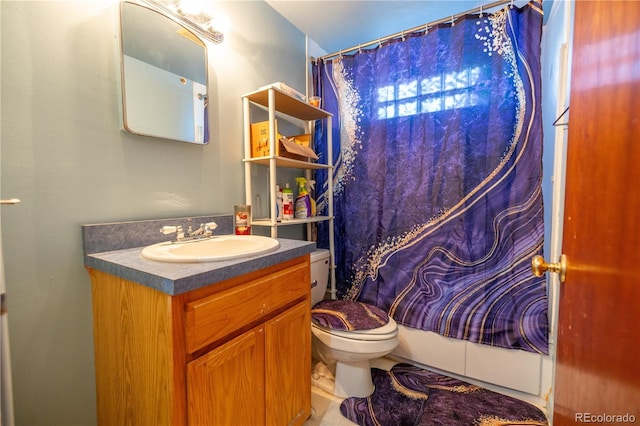 full bath with vanity, toilet, and a shower with curtain