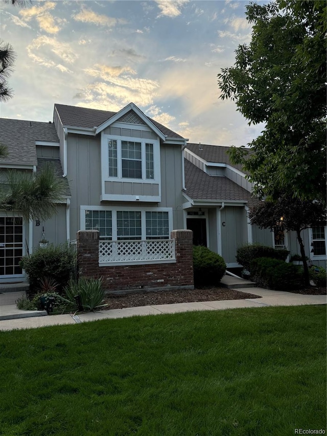 view of front facade with a lawn