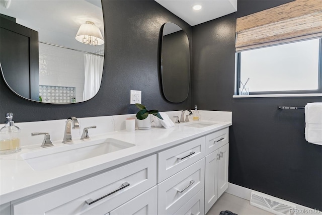 full bathroom featuring double vanity, visible vents, a shower with curtain, and a sink