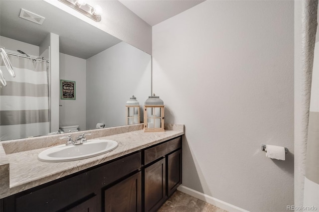 full bath with toilet, baseboards, vanity, and a shower with shower curtain