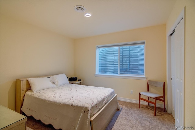 bedroom featuring visible vents, baseboards, carpet, recessed lighting, and a closet