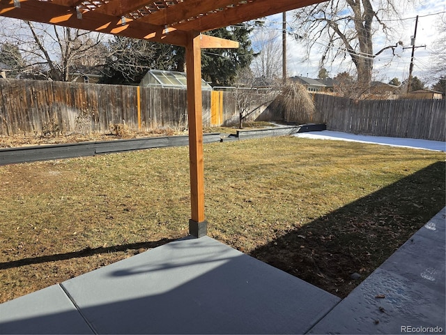 view of yard featuring an outbuilding