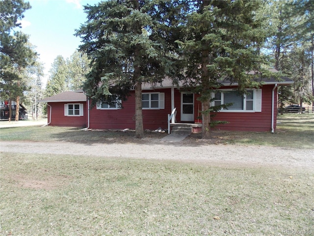 view of front of property featuring a front lawn