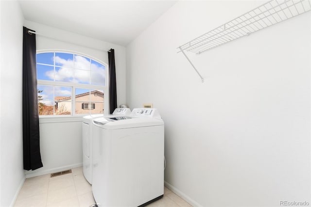 laundry room with laundry area, visible vents, independent washer and dryer, and baseboards