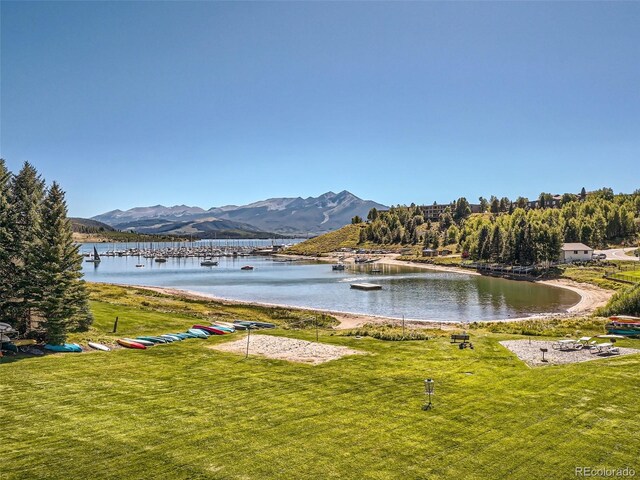 water view with a mountain view