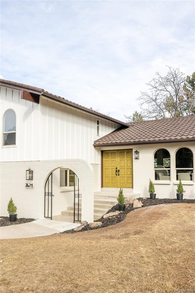 view of front of home featuring brick siding