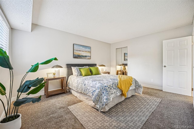 bedroom featuring carpet flooring, baseboards, and a textured ceiling