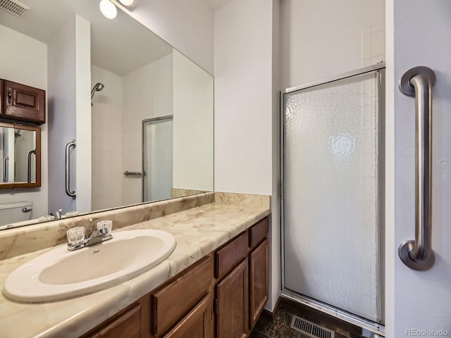 full bath featuring tiled shower and vanity