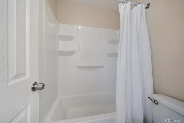 bathroom featuring toilet and shower / tub combo