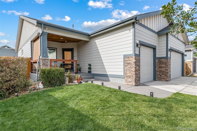 view of front facade featuring a garage and a front lawn