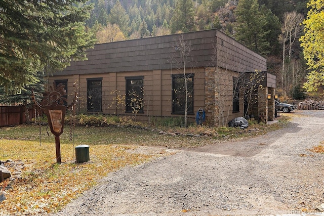 view of front of home with gravel driveway