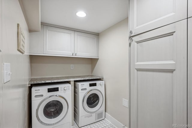 laundry room featuring cabinet space, baseboards, and independent washer and dryer