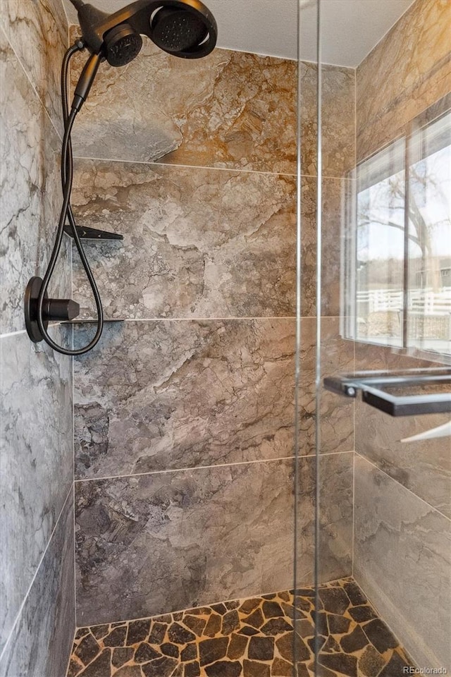 bathroom featuring tiled shower