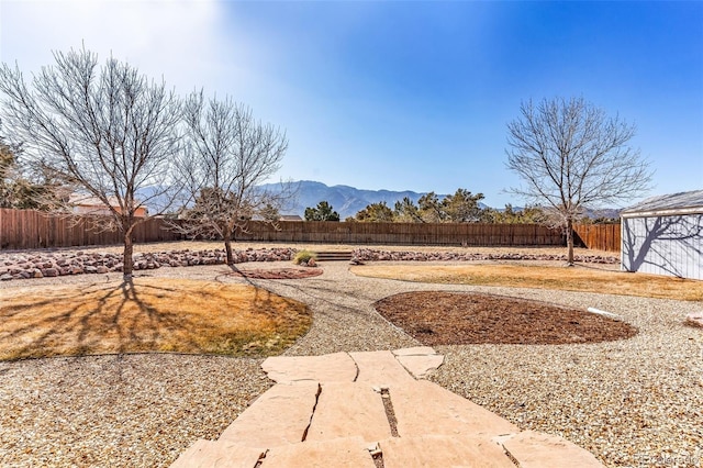 view of yard featuring a mountain view