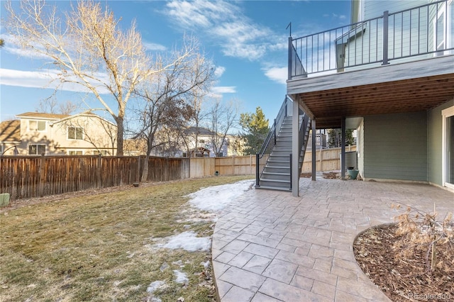 view of yard featuring a patio area