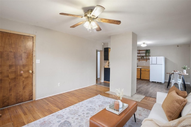 living room featuring wood finished floors and a ceiling fan