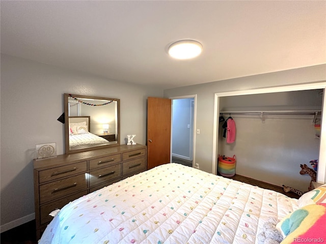 bedroom featuring baseboards and a closet