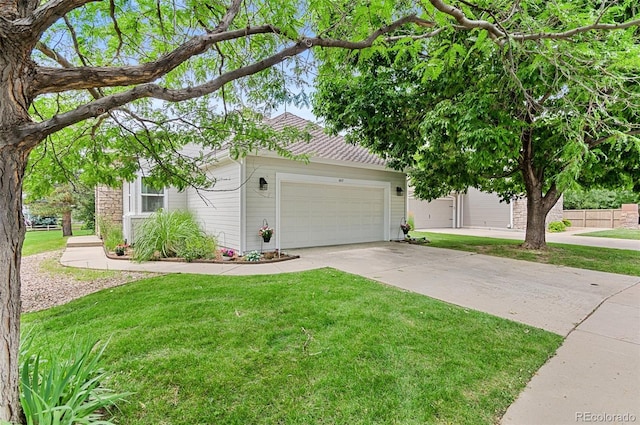 view of front of property featuring a front lawn and a garage