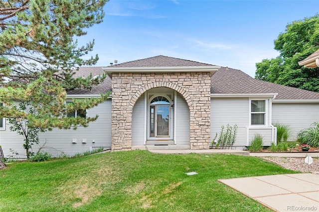 ranch-style home with a front yard