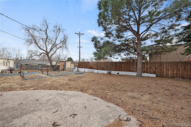 view of yard with an outbuilding