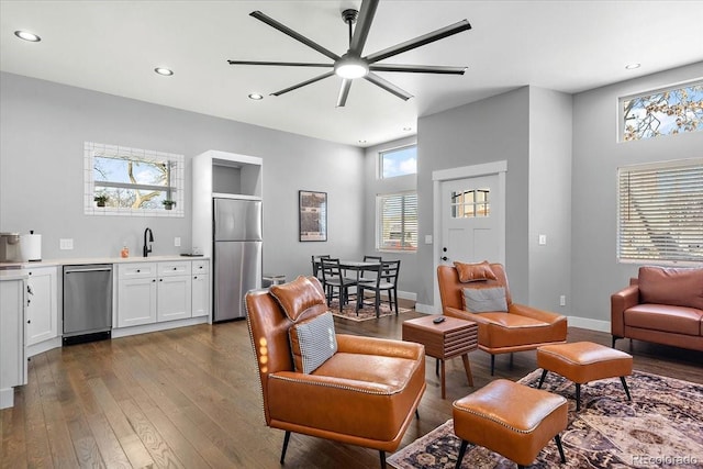 living room featuring ceiling fan, indoor wet bar, and dark hardwood / wood-style floors