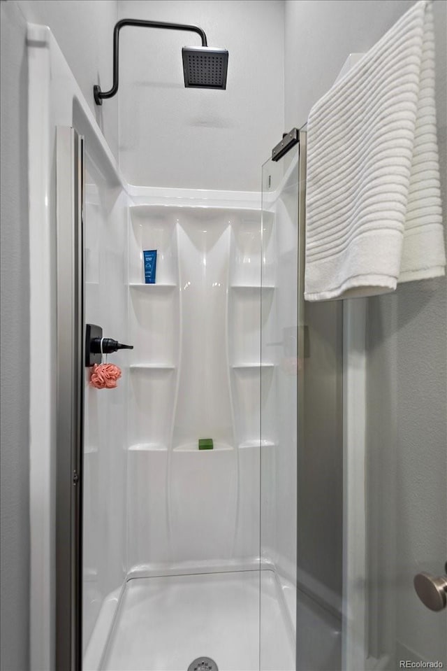 813 E B St, Pueblo, CO 81003 - bathroom featuring a shower