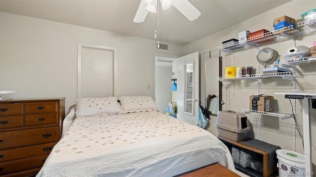 bedroom with ceiling fan