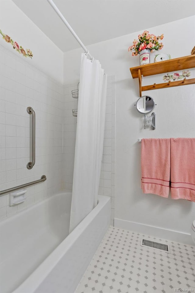 bathroom with shower / bath combo