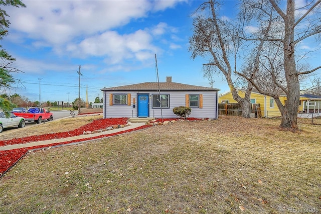 single story home featuring a front lawn