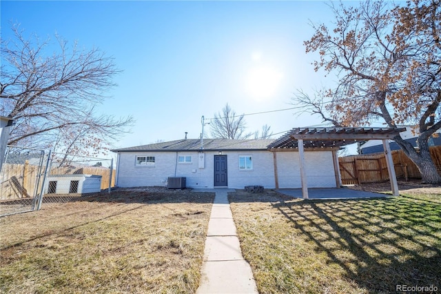 ranch-style home featuring cooling unit, a pergola, a patio area, and a front yard