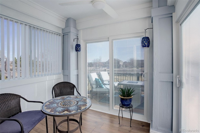 sunroom with ceiling fan