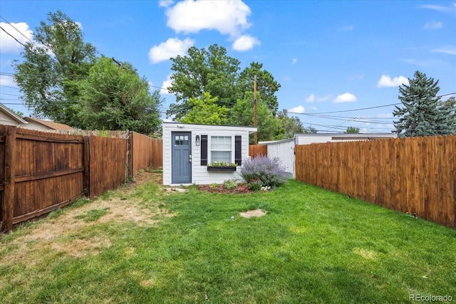 view of yard featuring an outdoor structure