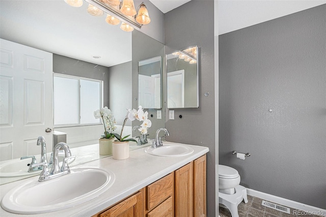 3543 S Ceylon Way, Aurora, CO 80013 - full bathroom featuring baseboards, toilet, and double vanity