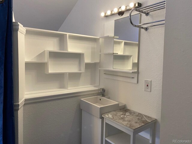 8758 S Murphy Gulch Rd, Littleton, CO 80127 - bathroom featuring a textured wall