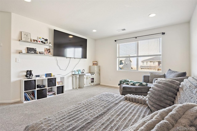 living area featuring recessed lighting, visible vents, carpet floors, and baseboards