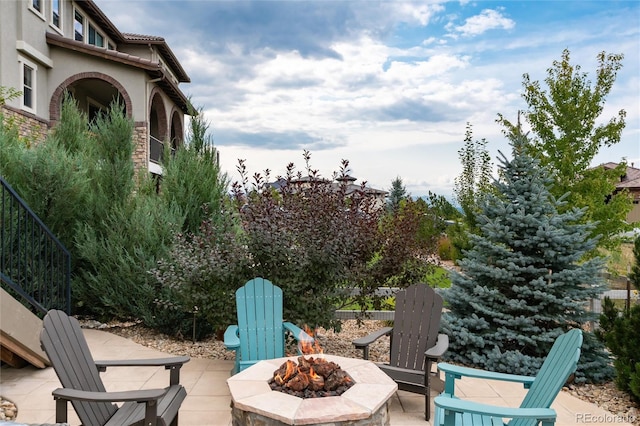 view of patio with a fire pit