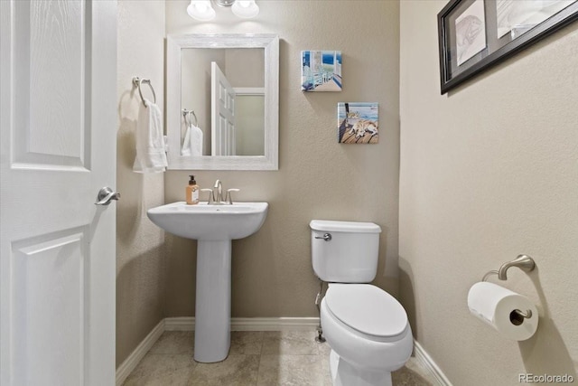 17102 W 85th Pl, Arvada, CO 80007 - bathroom with toilet, baseboards, a sink, and tile patterned flooring