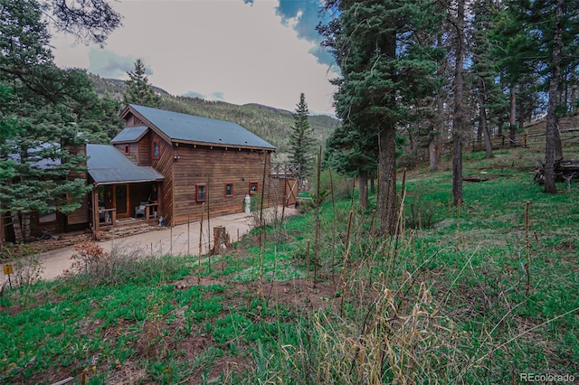 view of yard with a patio and a mountain view