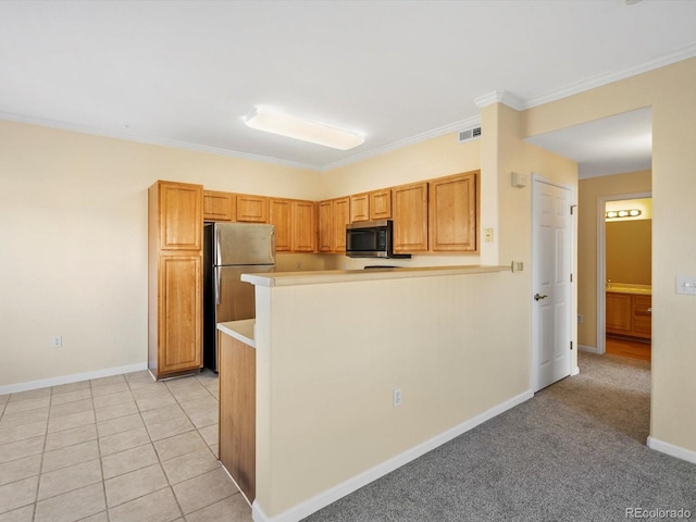 kitchen featuring visible vents, appliances with stainless steel finishes, a peninsula, light countertops, and baseboards