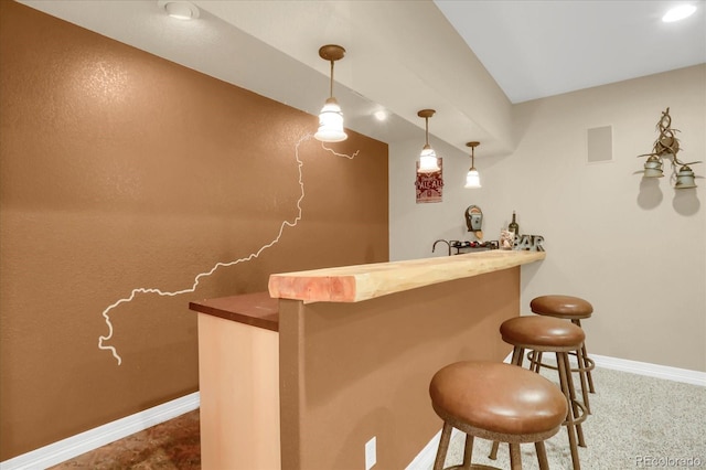 bar featuring baseboards, indoor wet bar, visible vents, and decorative light fixtures